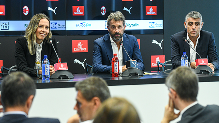 Elisabet Spina e Angelo Carbone alla conferenza di presentazione di Maurizio Ganz come tecnico del Milan Femminile (credits: acmilan.com) 