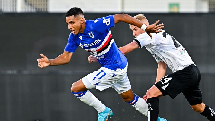 LA SPEZIA, ITALY - SEPTEMBER 17: Abdelhamid Sabiri of Sampdoria (L) and Viktor Kovalenko of Spezia vie for the ball during the Serie A match between Spezia Calcio and UC Sampdoria at Stadio Alberto Picco on September 17, 2022 in La Spezia, Italy. (Photo by Simone Arveda/Getty Images) Gazzetta: occhio alla Fiorentina su Sabiri. Samp all’erta, c’è un’altra squadra - immagine 1