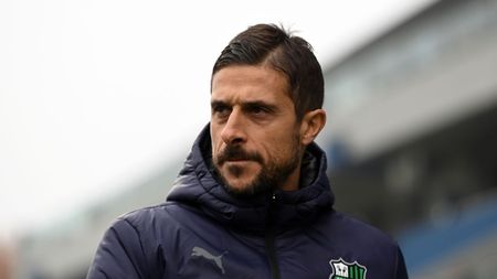 REGGIO NELL'EMILIA, ITALY - NOVEMBER 21: Alessio Dionisi head coach of US Sassuolo looks on prior to the Serie A match between US Sassuolo and Cagliari Calcio at Mapei Stadium - Citta' del Tricolore on November 21, 2021 in Reggio nell'Emilia, Italy. (Photo by Alessandro Sabattini/Getty Images)