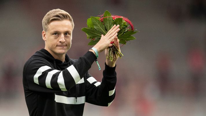 BERLIN, GERMANY - SEPTEMBER 05: Former Union Berlin player Felix Kroos shows appreciation to the fans during farewell at the pre-season friendly match between 1. FC Union Berlin and 1. FC Nuernberg at An der Alten Foersterei on September 05, 2020 in Berlin, Germany. (Photo by Maja Hitij/Getty Images) BERLIN, GERMANY - SEPTEMBER 05: Former Union Berlin player Felix Kroos shows appreciation to the fans during farewell at the pre-season friendly match between 1. FC Union Berlin and 1. FC Nuernberg at An der Alten Foersterei on September 05, 2020 in Berlin, Germany. (Photo by Maja Hitij/Getty Images)