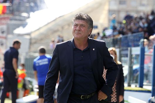 CAGLIARI, ITALY - OCTOBER 17: Cagliari's coach Walter Mazzarri looks on during the Serie A match between Cagliari Calcio and UC Sampdoria at Sardegna Arena on October 17, 2021 in Cagliari, Italy. (Photo by Enrico Locci/Getty Images) Cagliari, rimandata la conferenza pre-gara di Mazzarri: appuntamento nel post partita- immagine 2