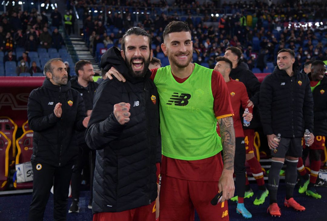 La Roma si scatena: Mancini con la bandiera, Abraham si spoglia – FOTO GALLERY - immagine 54