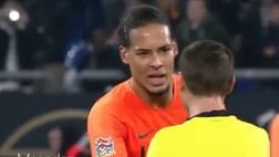 VIDEO / Olanda, arbitro in lacrime per la morte della mamma, Van Dijk lo consola