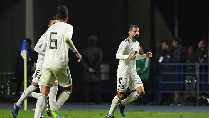 OITA, JAPAN - NOVEMBER 16:  Tomas Rincon #8 of Venezuela celebrates after scores his side first goal  during the international friendly match between Japan and Venezuela at Oita Bank Dome on November 16, 2018 in Oita, Japan. (Photo by Takashi Aoyama/Getty Images)