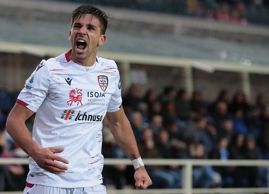 BERGAMO, ITALY - NOVEMBER 03: Giovanni Simeone of Cagliari Calcio celebrates after his team-mate Christian Oliva scored during the Serie A match between Atalanta BC and Cagliari Calcio at Gewiss Stadium on November 3, 2019 in Bergamo, Italy. (Photo by Emilio Andreoli/Getty Images) BERGAMO, ITALY - NOVEMBER 03: Giovanni Simeone of Cagliari Calcio celebrates after his team-mate Christian Oliva scored during the Serie A match between Atalanta BC and Cagliari Calcio at Gewiss Stadium on November 3, 2019 in Bergamo, Italy. (Photo by Emilio Andreoli/Getty Images)