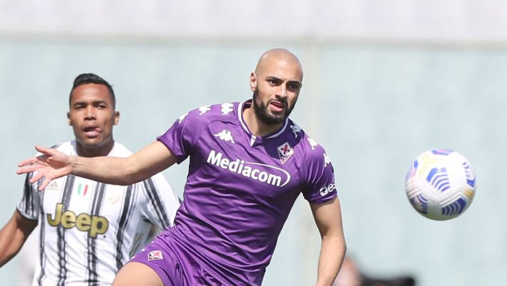 FLORENCE, ITALY - APRIL 25: Sofyan Amrabat of ACF Fiorentina in action during the Serie A match between ACF Fiorentina and Juventus at Stadio Artemio Franchi on April 25, 2021 in Florence, Italy. Sporting stadiums around Italy remain under strict restrictions due to the Coronavirus Pandemic as Government social distancing laws prohibit fans inside venues resulting in games being played behind closed doors. (Photo by Gabriele Maltinti/Getty Images) INFO SOS – Amrabat si opera per pubalgia: domani l’intervento, i tempi di recupero - immagine 1