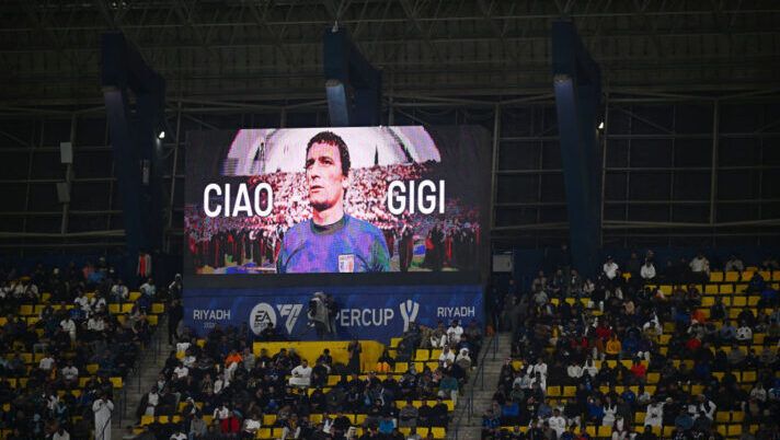 RIYADH, SAUDI ARABIA - JANUARY 22: A general view during a moment of commemoration in honor of Gigi Riva during the Italian EA Sports FC Supercup Final match between SSC Napoli and FC Internazionale at Al-Awwal Stadium on January 22, 2024 in Riyadh, Saudi Arabia. (Photo by Mattia Ozbot - Inter/Inter via Getty Images) Barella ricorda Gigi Riva: “Sarai per sempre il nostro mito, immensamente grazie” - immagine 1
