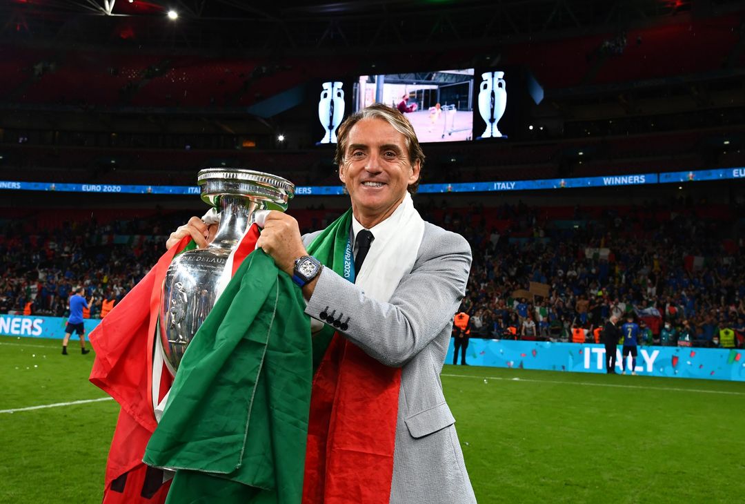  LONDON, ENGLAND - JULY 11: Roberto Mancini, Head Coach of Italy celebrates with The Henri Delaunay Trophy following his team's victory in the UEFA Euro 2020 Championship Final between Italy and England at Wembley Stadium on July 11, 2021 in London, England. (Photo by Claudio Villa/Getty Images) 
