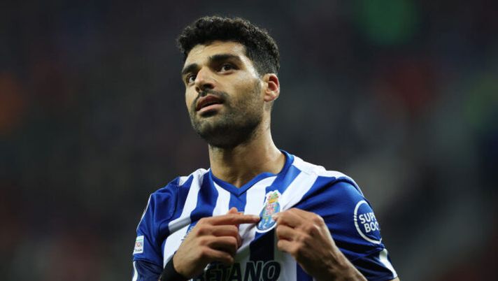 LEVERKUSEN, GERMANY - OCTOBER 12: Mehdi Taremi of FC Porto celebrates after scoring their team's third goal from the penalty spot during the UEFA Champions League group B match between Bayer 04 Leverkusen and FC Porto at BayArena on October 12, 2022 in Leverkusen, Germany. (Photo by Alex Grimm/Getty Images) Fabrizio Romano risponde: Soulé, Samardzic, Taremi, Abraham e i 100 mila euro di Douglas Costa - immagine 1