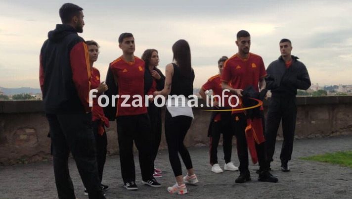 Roma, shooting con la nuova maglia Adidas. Presente anche Dybala - immagine 1