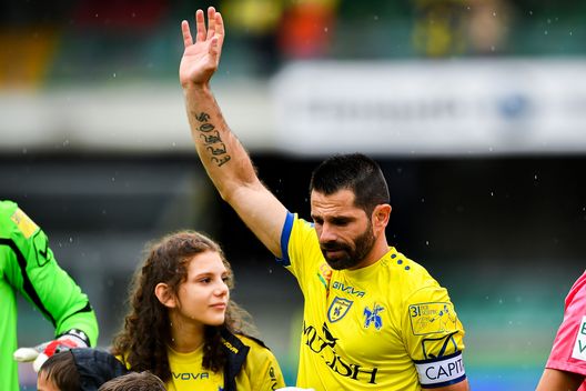 VERONA, ITALY - MAY 19: Sergio Pellissier of Chievo Verona greets the crowd before the Serie A match between Chievo Verona and Sampdoria at Stadio Marc'Antonio Bentegodi on May 19, 2019 in Verona, Italy. (Photo by Paolo Rattini/Getty Images) VERONA, ITALY - MAY 19: Sergio Pellissier of Chievo Verona greets the crowd before the Serie A match between Chievo Verona and Sampdoria at Stadio Marc'Antonio Bentegodi on May 19, 2019 in Verona, Italy. (Photo by Paolo Rattini/Getty Images)