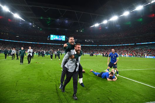 Daniele De Rossi festeggia con Spinazzola la vittoria di Euro2020 Daniele De Rossi festeggia con Spinazzola la vittoria di Euro2020