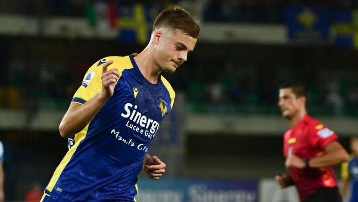 Hellas Verona's Serbian midfielder Ivan Ilic celebrates after scoring his first team goal during the Italian Serie A football match between Hellas Verona and Inter Milan at the Marcantonio Bentegodi stadium in Verona on August 27, 2021. (Photo by MIGUEL MEDINA / AFP) (Photo by MIGUEL MEDINA/AFP via Getty Images) Scommesse di giornata: undici giocatori che potete mettere in campo alla 7a al fantacalcio- immagine 1
