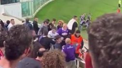 VIDEO Fiorentina-Inter, tifoso aggredito in tribuna a Firenze: le immagini shock