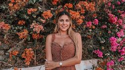 Ivana Icardi incanta: la sua bellezza si unisce allo splendore dei fiori delle Canarie