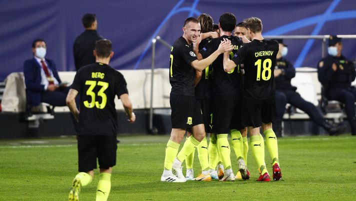 SEVILLE, SPAIN - NOVEMBER 04: Magomed Suleymanov of FC Krasnodar celebrates after scoring his team's third goal during the UEFA Champions League Group E stage match between FC Sevilla and FC Krasnodar at Estadio Ramon Sanchez Pizjuan on November 04, 2020 in Seville, Spain. Sporting stadiums around Spain remain under strict restrictions due to the Coronavirus Pandemic as Government social distancing laws prohibit fans inside venues resulting in games being played behind closed doors. (Photo by Fran Santiago/Getty Images) UFFICIALE – Guerra Ucraina, il Krasnodar sospende i contratti dei giocatori stranieri - immagine 1