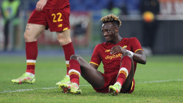 ROME, ITALY - DECEMBER 22: Tammy Abraham of AS Roma reacts during the Serie A match between AS Roma and UC Sampdoria at Stadio Olimpico on December 22, 2021 in Rome, Italy. (Photo by Paolo Bruno/Getty Images) Roma, Abraham dolorante prima del cambio: l’attaccante esce stremato - immagine 1