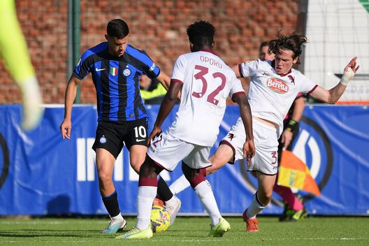 MILAN, ITALY - FEBRUARY 19: Valentin Carboni of FC Internazionale vs Marcel Ruszel of Torino during the Primavera 1 match between FC Internazionale U19 and Torino U19 at Konami Youth Development Center on February 19, 2023 in Milan, Italy. (Photo by Mattia Pistoia - Inter/Inter via Getty Images) Primavera, Inter-Torino 2-0: i granata dominano un tempo, poi si spengono e cadono- immagine 2