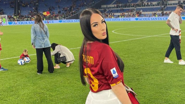 Leah Monroe incanta i tifosi della Roma: ecco le foto di lady Abraham in maglia giallorossa - immagine 1
