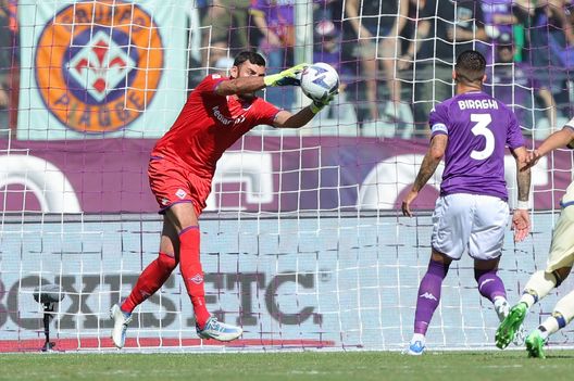 FLORENCE, ITALY - SEPTEMBER 18: Pietro Terracciano goalkeeper of ACF Fiorentina in action during the Serie A match between ACF Fiorentina and Hellas Verona at Stadio Artemio Franchi on September 18, 2022 in Florence, Italy. (Photo by Gabriele Maltinti/Getty Images) Terracciano-Kouamè-Barak, la nuova catena viola: così gioiscono anche le punte- immagine 2