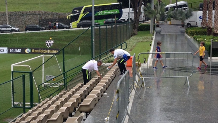 FOTO, Brasile: il ct Tite fa l’inserviente e raccoglie i bicchieri dopo l’allenamento 