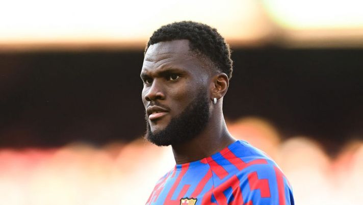 BARCELONA, SPAIN - AUGUST 28: Franck Kessie of FC Barcelona looks on during the warm up prior to the La Liga Santander match between FC Barcelona and Real Valladolid CF at Camp Nou on August 28, 2022 in Barcelona, Spain. (Photo by David Ramos/Getty Images) In Spagna: “Kessié e l’Inter, contatti in corso: la richiesta è stata già avanzata” - immagine 1