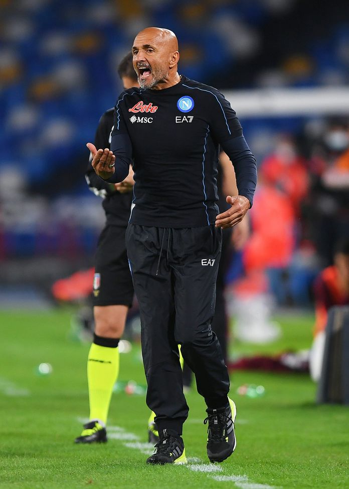 NAPLES, ITALY - OCTOBER 17: Luciano Spalletti, Head Coach of SSC Napoli gives their team instructions during the Serie A match between SSC Napoli and Torino FC at Stadio Diego Armando Maradona on October 17, 2021 in Naples, Italy. (Photo by Francesco Pecoraro/Getty Images) Maldonado: “Il Napoli di Spalletti può vincere lo Scudetto. Osimhen fa paura”- immagine 2