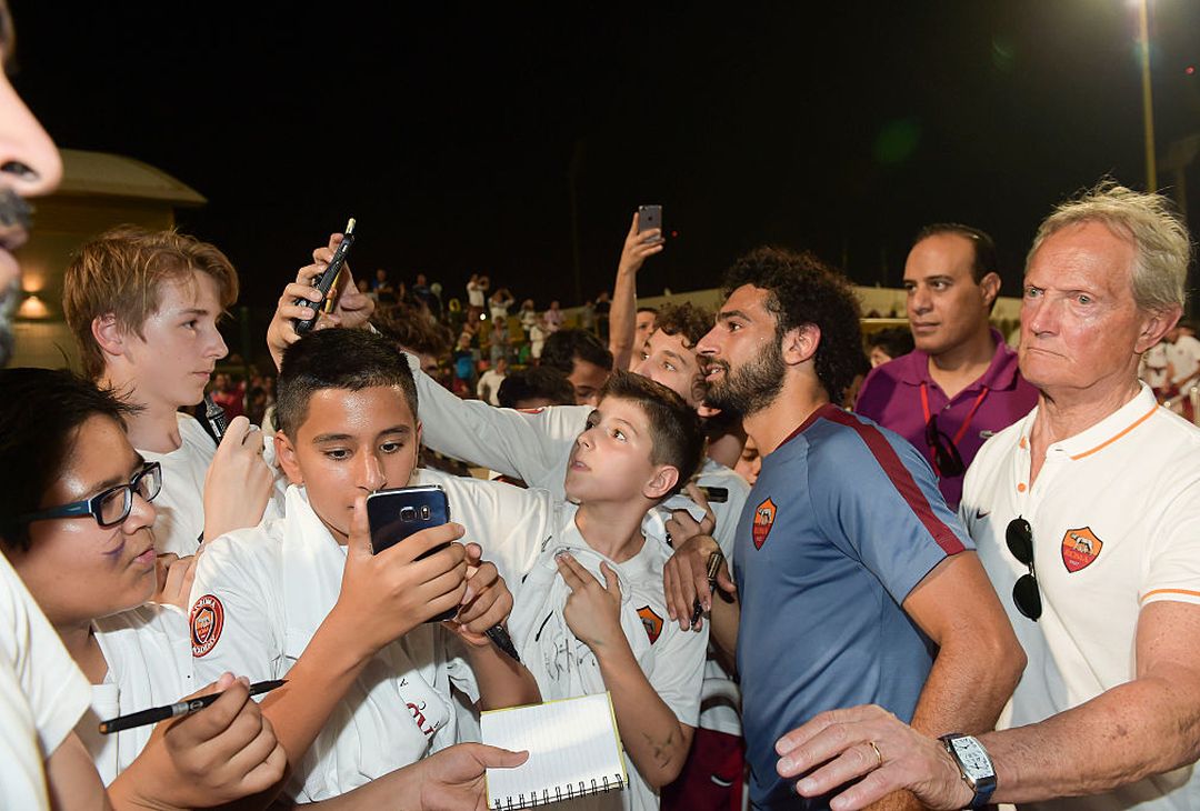  Mohamed Salah takes a selfie with AS Roma Academy members attends an As Roma training session at  on May 19, 2016 in Al Ain, United Arab Emirates. 