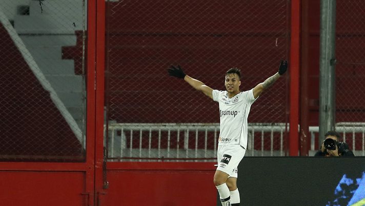 AVELLANEDA, ARGENTINA - JULY 22: Kaio Jorge of Santos celebrates after scoring the first goal of his team during a round of sixteen second leg match between Independiente and Santos as part of Copa CONMEBOL Sudamericana 2021 at Estadio Libertadores de América on July 22, 2021 in Avellaneda, Argentina. (Photo by Gustavo Ortiz - Pool/Getty Images) AVELLANEDA, ARGENTINA - JULY 22: Kaio Jorge of Santos celebrates after scoring the first goal of his team during a round of sixteen second leg match between Independiente and Santos as part of Copa CONMEBOL Sudamericana 2021 at Estadio Libertadores de América on July 22, 2021 in Avellaneda, Argentina. (Photo by Gustavo Ortiz - Pool/Getty Images)