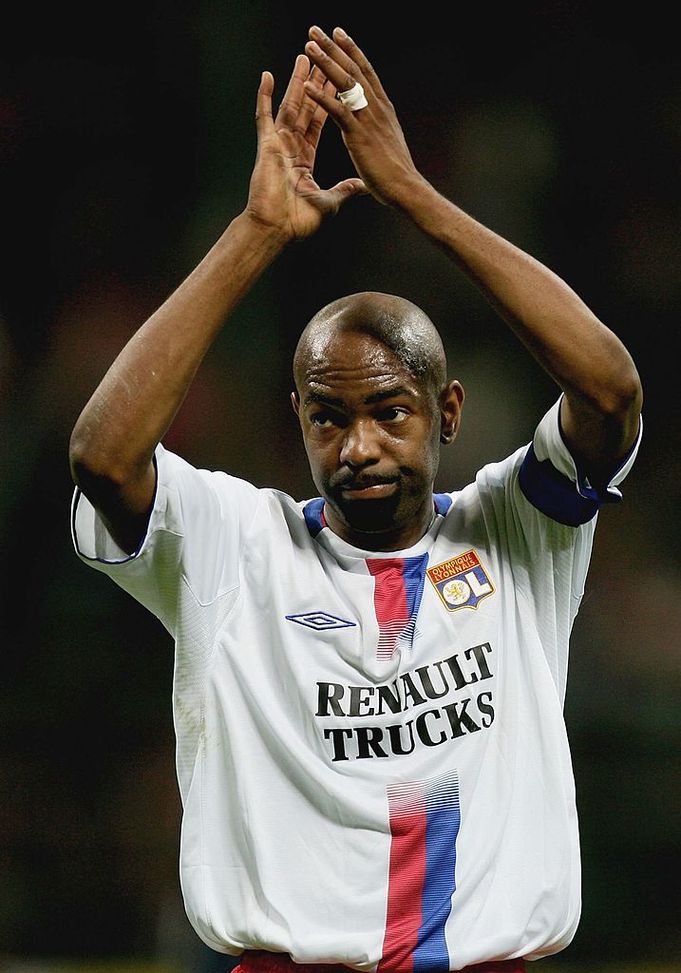 Claudio Cacapa in campo nel 2006 (Photo by Paul Gilham/Getty Images) Se il Saint Etienne retrocede stop al derby del Rodano: da Lione “Speriamo di no…”- immagine 2