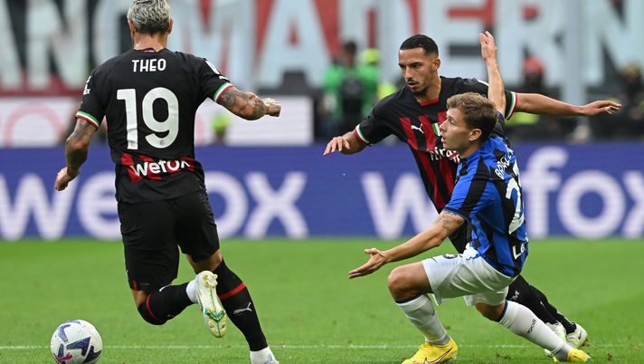 MILAN, ITALY - SEPTEMBER 03: Theo Hernandez and Ismael Bennacer of AC Milan competes for the ball with Nicolo Barella of FC Internazionale during the Serie A match between AC Milan and FC Internazionale at Stadio Giuseppe Meazza on September 03, 2022 in Milan, Italy. (Photo by Claudio Villa/AC Milan via Getty Images) Bennacer: “Mi sento da Milan. Con Tonali stiamo facendo bene, ma…” - immagine 1