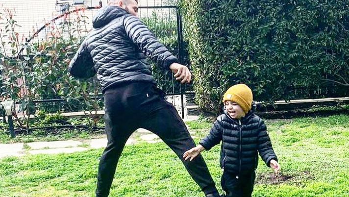 Lorenzo tonelli con il figlio, sul proprio profilo Instagram Lorenzo tonelli con il figlio, sul proprio profilo Instagram