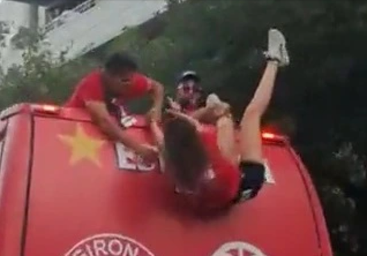 Girona, paura nella festa: la fotografa stava per cadere dal pullman scoperto- immagine 2