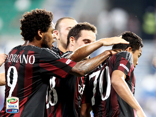 Bacca festeggiato dopo un gol, fonte foto profilo Twitter Serie A TIM Bacca festeggiato dopo un gol, fonte foto profilo Twitter Serie A TIM