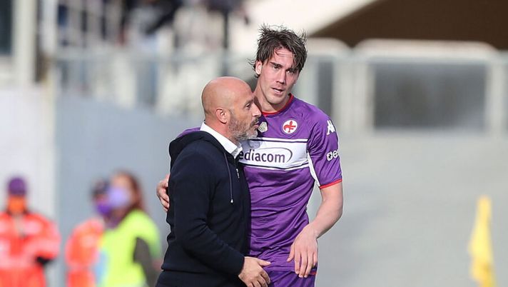 FLORENCE, ITALY - OCTOBER 24: Dusan Vlahovic of ACF Fiorentina celebrates after scoring a goal during the Serie A match between ACF Fiorentina and Cagliari Calcio at Stadio Artemio Franchi on October 24, 2021 in Florence, Italy. (Photo by Gabriele Maltinti/Getty Images) Fiorentina, la Nazione: “Vlahovic e l’addio a gennaio: tre nomi in lista, c’è Berardi” - immagine 1