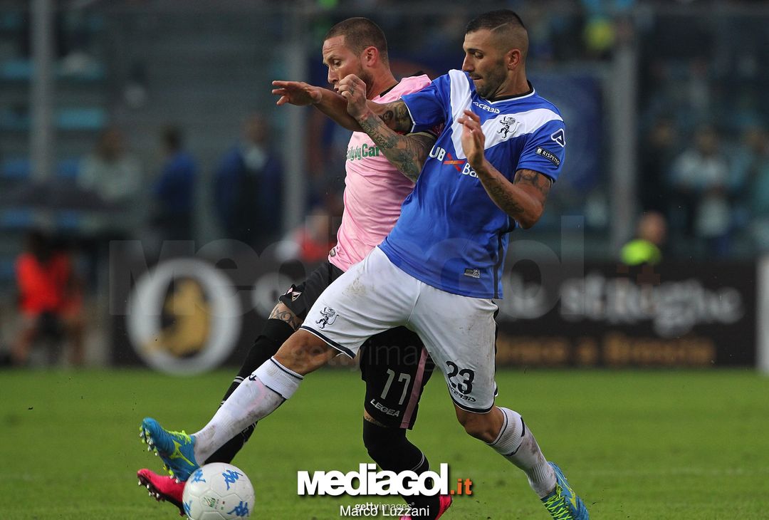  BRESCIA, ITALY - SEPTEMBER 02:  Jacopo Dall oglio  (R) of Brescia Calcio competes for the ball with Michel Morganella (L) of US Citta di Palermo during the Serie B between Brescia Calcio and US Citta di Palermo at Stadio Mario Rigamonti on September 2, 2017 in Brescia, Italy.  (Photo by Marco Luzzani/Getty Images) 