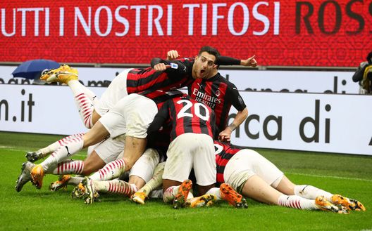 MILAN, ITALY - DECEMBER 23: Theo Hernandez (Can not be seen) of AC Milan celebrates with team mates after scoring their sides third goal during the Serie A match between AC Milan and SS Lazio at Stadio Giuseppe Meazza on December 23, 2020 in Milan, Italy. Sporting stadiums around Italy remain under strict restrictions due to the Coronavirus Pandemic as Government social distancing laws prohibit fans inside venues resulting in games being played behind closed doors. (Photo by Marco Luzzani/Getty Images) MILAN, ITALY - DECEMBER 23: Theo Hernandez (Can not be seen) of AC Milan celebrates with team mates after scoring their sides third goal during the Serie A match between AC Milan and SS Lazio at Stadio Giuseppe Meazza on December 23, 2020 in Milan, Italy. Sporting stadiums around Italy remain under strict restrictions due to the Coronavirus Pandemic as Government social distancing laws prohibit fans inside venues resulting in games being played behind closed doors. (Photo by Marco Luzzani/Getty Images)