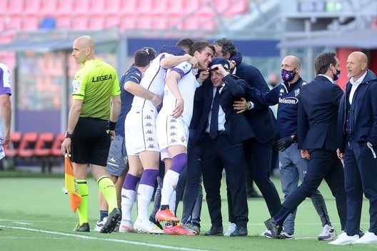  BOLOGNA, ITALY - MAY 02: Dusan Vlahovic of ACF Fiorentina celebrates after scoring his team's third and his personal second goal during the Serie A match between Bologna FC and ACF Fiorentina at Stadio Renato Dall'Ara on May 02, 2021 in Bologna, Italy. Sporting stadiums around Italy remain under strict restrictions due to the Coronavirus Pandemic as Government social distancing laws prohibit fans inside venues resulting in games being played behind closed doors. (Photo by Mario Carlini / Iguana Press/Getty Images) 