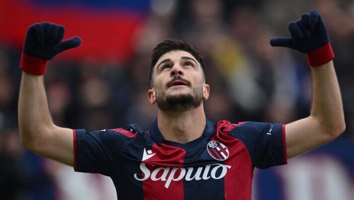 BOLOGNA, ITALY - FEBRUARY 11: Riccardo Orsolini of Bologna FC celebrates after scoring his team third goal during the Serie A TIM match between Bologna FC and US Lecce at Stadio Renato Dall'Ara on February 11, 2024 in Bologna, Italy. (Photo by Alessandro Sabattini/Getty Images) Tutti i voti per il fantacalcio: da Orsolini a Zirkzee, male Almqvist e Krstovic! Bocciato Colpani - immagine 1