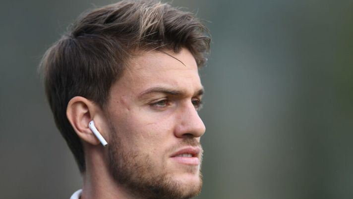 FLORENCE, ITALY - NOVEMBER 14: Daniele Rugani of Italy looks on before training session at Centro Tecnico Federale di Coverciano on November 14, 2018 in Florence, Italy. (Photo by Claudio Villa/Getty Images) Lazio, la Gazzetta: “Da Rugani fino a Botheim. I tre nomi in lista per i colpi di gennaio” - immagine 1