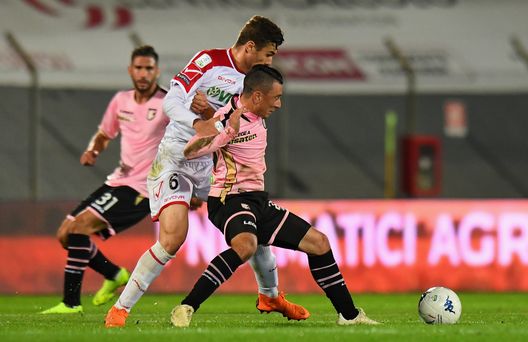 CARPI, ITALY - OCTOBER 30: Cesar Alejando Faletti of Citta di Palermo competes for the ball with  Alessandro Buongiorno of Carpi FC during the Serie b match between Carpi FC and US Citta di Palermo on October 30, 2018 in Carpi, Italy.  (Photo by Alessandro Sabattini/Getty Images) 