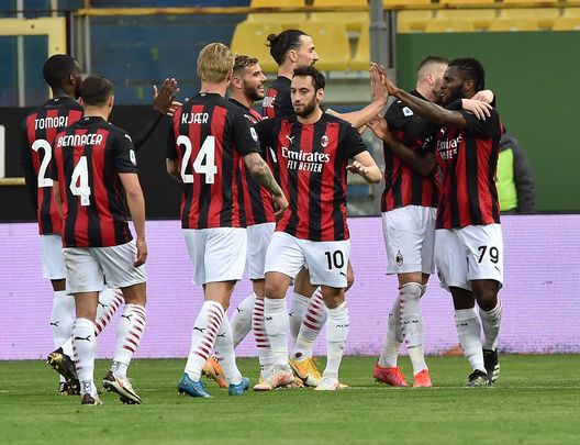  PARMA, ITALY - APRIL 10: Franck Kessie of AC Milan celebrates with his teammates after scoring goal 0-2 during the Serie A match between Parma Calcio and AC Milan at Stadio Ennio Tardini on April 10, 2021 in Parma, Italy. Sporting stadiums around Italy remain under strict restrictions due to the Coronavirus Pandemic as Government social distancing laws prohibit fans inside venues resulting in games being played behind closed doors. (Photo by Giuseppe Bellini/Getty Images) 