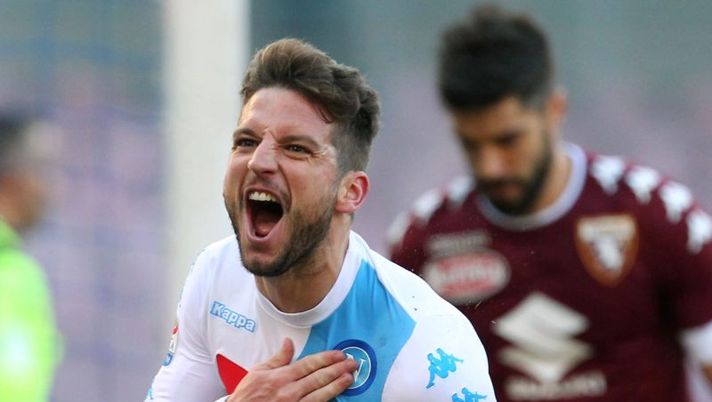 Napoli's Belgian forward Dries Mertens celebrates after scoring a goal during an Italian Serie A football match between SSC Napoli and Torino FC on December 18, 2016 at the San Paolo Stadium in Naples. / AFP / CARLO HERMANN (Photo credit should read CARLO HERMANN/AFP/Getty Images) Napoli, la formazione: Sarri ha deciso, Hysaj c’è. Che spaccatura per Mertens-Milik - immagine 1