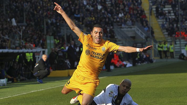 PARMA, ITALY - MARCH 09: Romulo Souza of Hellas Verona FC is challenged by Jonathan Biabiany of Parma FC during the Serie A match between Parma FC and Hellas Verona FC at Stadio Ennio Tardini on March 9, 2014 in Parma, Italy. (Photo by Marco Luzzani/Getty Images) PARMA, ITALY - MARCH 09: Romulo Souza of Hellas Verona FC is challenged by Jonathan Biabiany of Parma FC during the Serie A match between Parma FC and Hellas Verona FC at Stadio Ennio Tardini on March 9, 2014 in Parma, Italy. (Photo by Marco Luzzani/Getty Images)