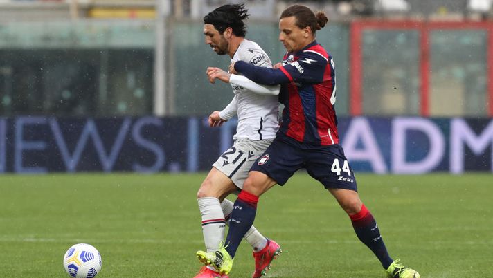 CROTONE, ITALY - MARCH 20: Jacopo Petriccione of Crotone competes for the ball with Roberto Soriano of Bologna during the Serie A match between FC Crotone and Bologna FC at Stadio Comunale Ezio Scida on March 20, 2021 in Crotone, Italy. (Photo by Maurizio Lagana/Getty Images) CROTONE, ITALY - MARCH 20: Jacopo Petriccione of Crotone competes for the ball with Roberto Soriano of Bologna during the Serie A match between FC Crotone and Bologna FC at Stadio Comunale Ezio Scida on March 20, 2021 in Crotone, Italy. (Photo by Maurizio Lagana/Getty Images)