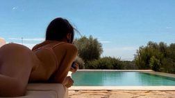 Marialuisa Jacobelli stesa a bordo piscina mette in mostra un lato B da urlo