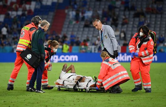 MUNICH, GERMANY - JULY 02: Leonardo Spinazzola of Italy leaves the pitch on a stretcher during the UEFA Euro 2020 Championship Quarter-final match between Belgium and Italy at Football Arena Munich on July 02, 2021 in Munich, Germany. (Photo by Matthias Hangst/Getty Images) 