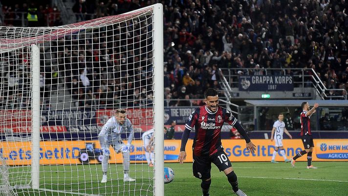 BOLOGNA, ITALY - APRIL 27: Nicola Sansone of Bologna FC celebrates after scoring his team's second goal during the Serie A match between Bologna FC and Internazionale at Stadio Renato Dall'Ara on April 27, 2022 in Bologna, Italy. (Photo by Mario Carlini / Iguana Press/Getty Images)