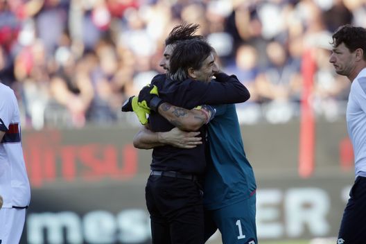 CAGLIARI, ITALY - OCTOBER 15: Genoa's coach Ivan Juric and Mattia Perin celebrates a victory during the Serie A match between Cagliari Calcio and Genoa CFC at Stadio Sant'Elia on October 15, 2017 in Cagliari, Italy. (Photo by Enrico Locci/Getty Images) Torino, Perin possibile occasione per la porta: è in scadenza con la Juventus- immagine 2