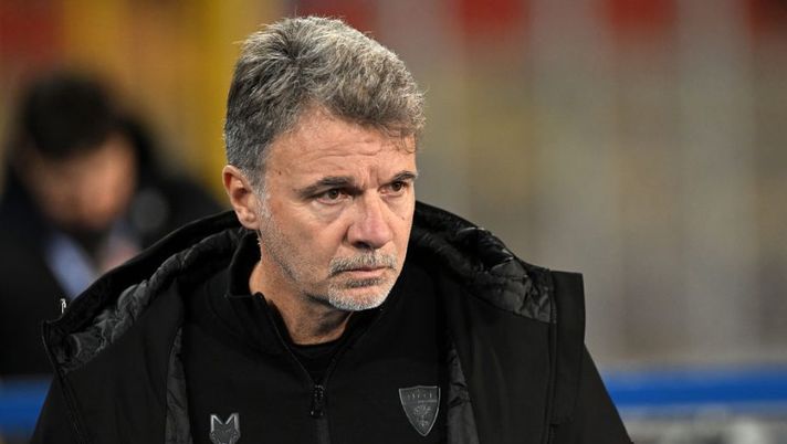 LECCE, ITALY - FEBRUARY 25: Marco Baroni US Lecce head coach during the Serie A match between US Lecce and US Sassuolo at Stadio Via del Mare on February 25, 2023 in Lecce, Italy. (Photo by Francesco Pecoraro/Getty Images) Baroni: “Colombo ha recuperato, può giocare dal 1′. Perdo un difensore per febbre” - immagine 1